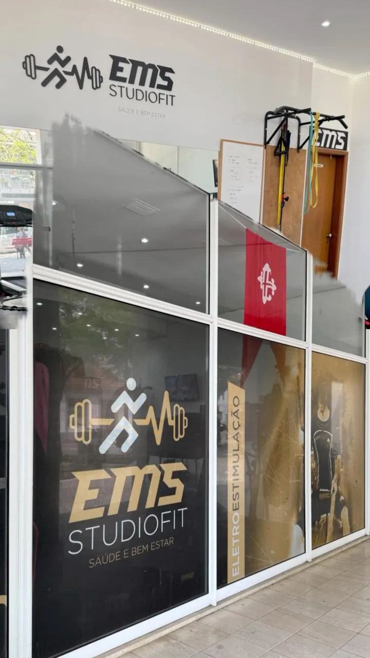 Montra do EMS StudioFit com o logótipo e a palavra eletroestimulação