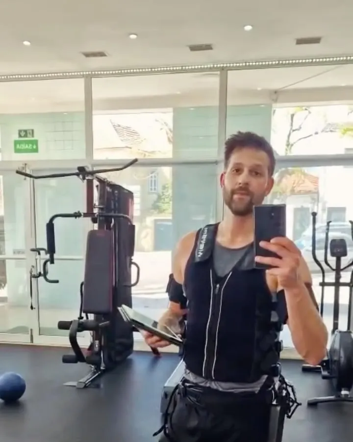 Guilherme Figueiredo com o fato de eletroestimulação no estúdio